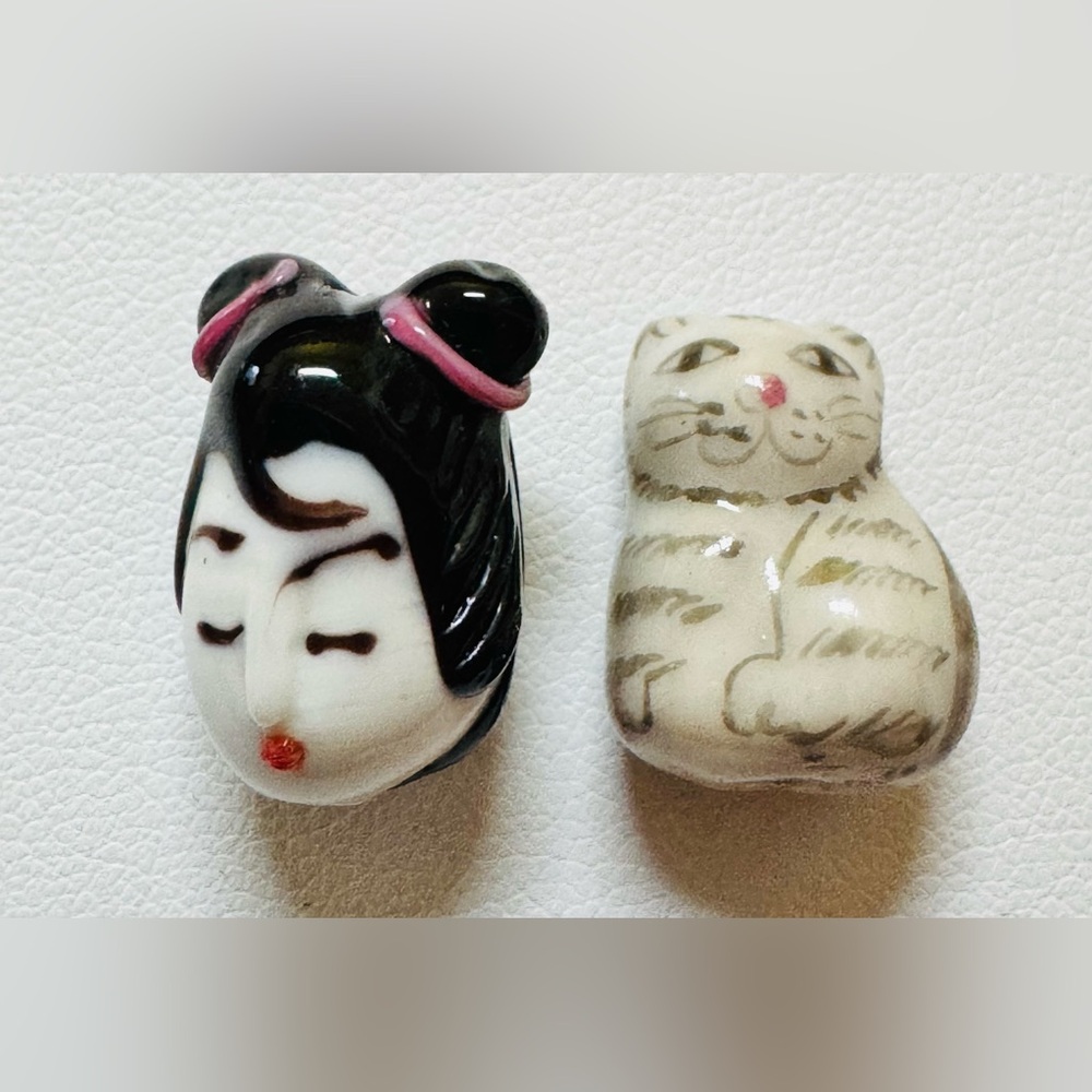 Vintage Asian beads - Geisha and Cat